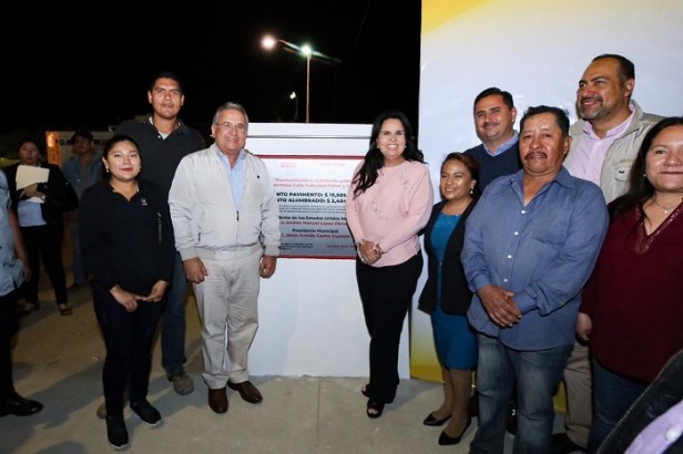 04 “Palabra de mujer”, la XIII Administración cumple con la gente_ se entrega a la población obras de pavimentación y alumbrado público Armida Castro 1.jpeg