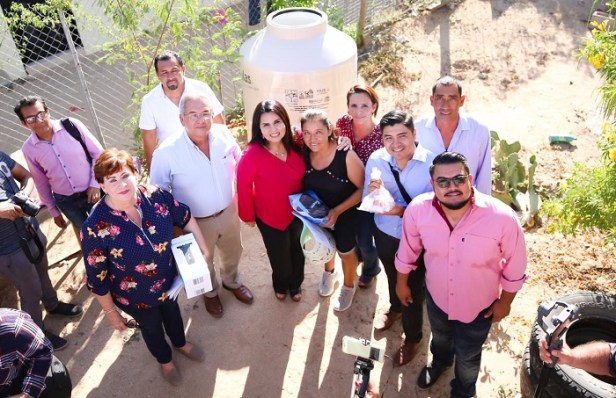 04 Nota Beneficia Alcaldesa a población con entrega de tinacos 1.jpeg