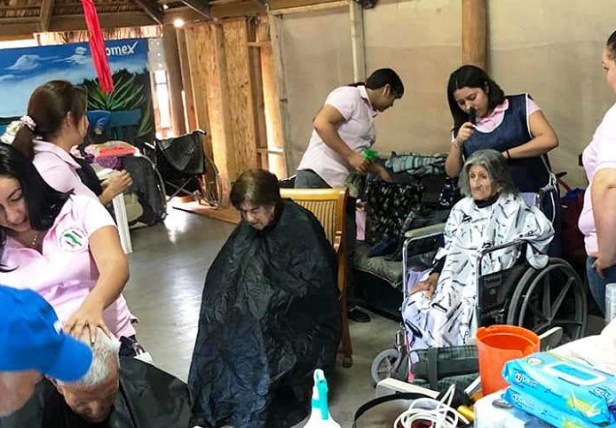 thumbnail_Loable labor social realiazron alumnas de academia de Bellelza Universal al realizar campaña corte de cabello a los ancianitos..jpg