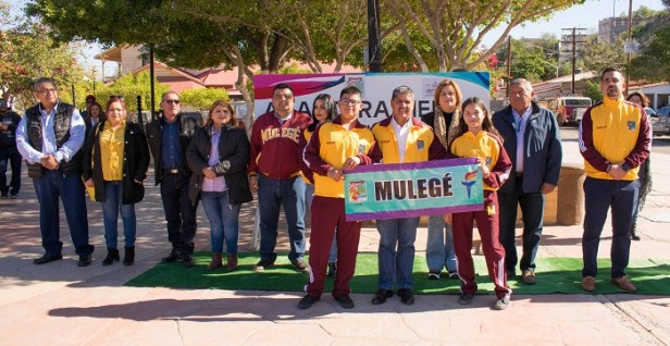 Alcalde en abanderamiento al contingente de Mulegé