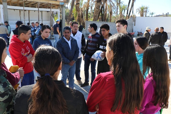 Alcalde José Felipe Prado con jóvenes de San Ignacio en la cancha rehabilitada