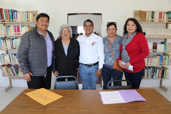 Alcalde y autoridades presentes en entrega de obra y homenaje a profesora