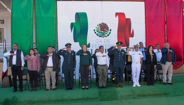 Autoridades presentes en el acto cívico alusivo al día de la bandera