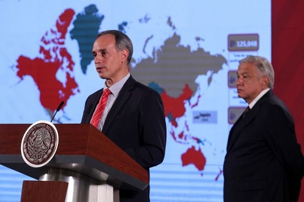 Hugo López-Gatell, subsecretario de Prevención de la salud, y Andrés López Obrador, presidente de México, durante la conferencia matutina.