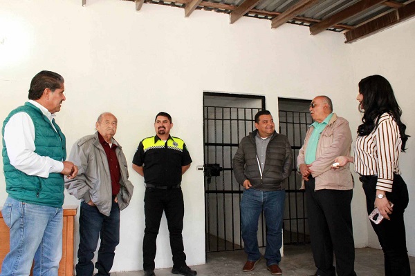 Alcalde José Felipe Prado Bautista acompañado de autoridades durante la entrega de obra de rehabilitación de comandancia en la cabecera municipal (1)