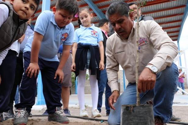 Alcalde José Felipe Prado Bautista durante la actividad de reforestación con niños de San Ignacio