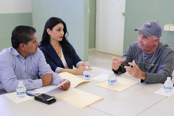 Alcalde José Felipe Prado Bautista en reunión con ciudadanos de La Bocana