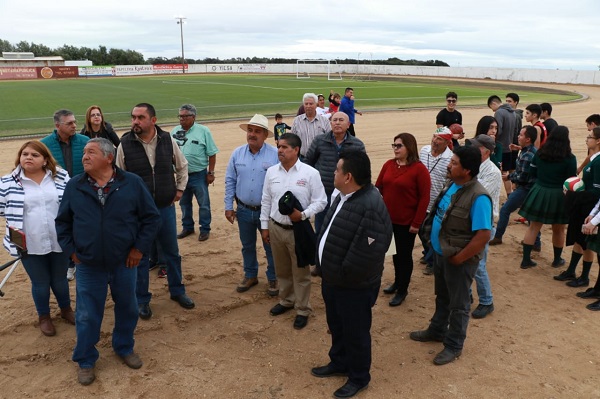 Alcalde, regidores, funcionarios y ciudadanos de Guerrero Negro durante la entrega de remodelación de estadio de futbol