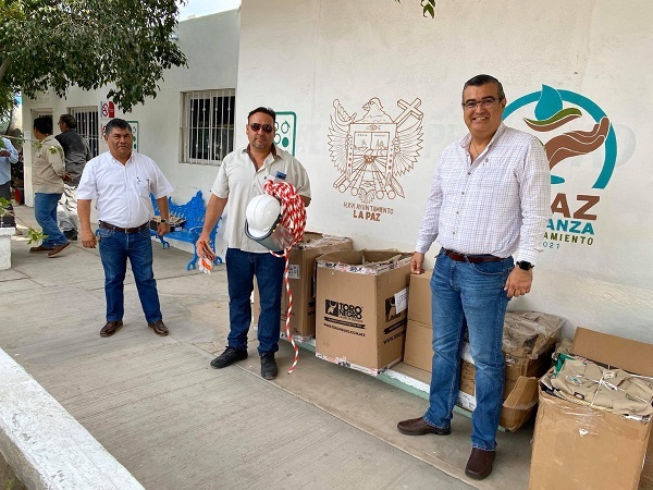 ENTREGA DE UNIFORMES Y HERRAMIENTAS (2)