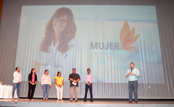 Nota 01 Mujeres emprendedoras reciben taller “#EllaHaceHistoria”4 (2)