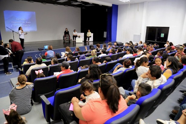 Nota 03 Entre conferencias y una mini feria2.JPGE