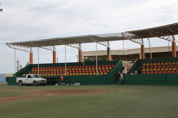 Remodelación de techumbre Estadio de Béisbol Estrellas de Cachanía en Santa Rosalía
