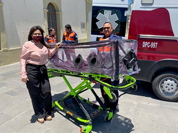 01 Cumple alcaldesa Armida Castro con paramédicos_ recibe Protección Civil cápsula aislada para traslado seguro de pacientes sospechosos