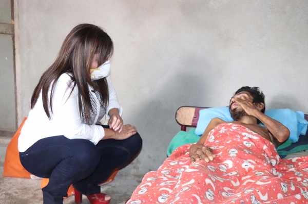 01 De manera personal y a domicilio, entrega apoyos la alcaldesa Armida Castro Guzmán 1