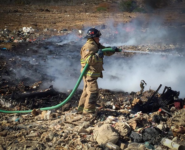 02 Después de 11 horas de trabajo se logró sofocar el incendio del relleno sanitario en La Candelaria- Erick Santillán