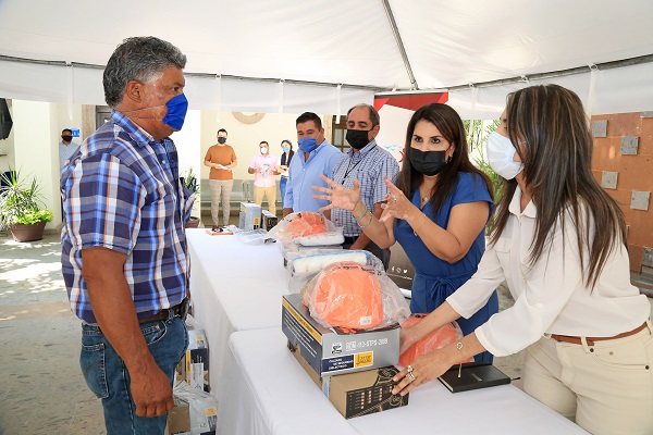 01 Entrega alcaldesa de Los Cabos equipamiento a personal electromecánico de alta y media tensión del Oomsapas 3