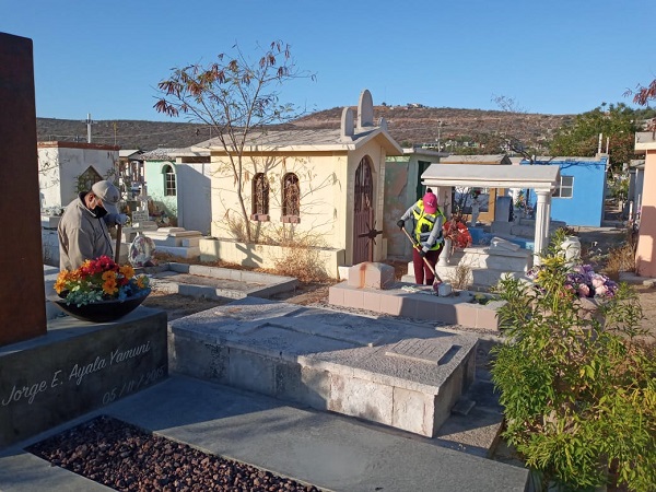 PERSONAL LIMPIEZA PANTEONES (3)