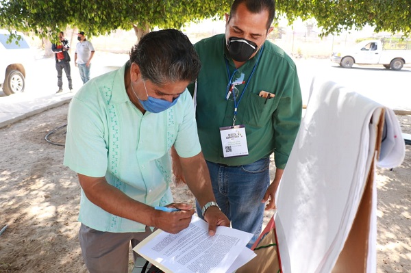 Alcalde firma convenio con ACBCS