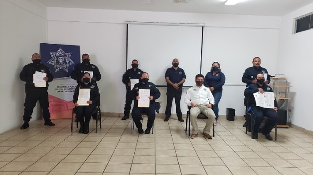 POLICÍAS CULMINAN LICENCIATURA (1)