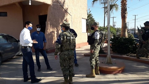 Titular de Protección Civil y autoridades militares durante recorrido a posibles albergues temporales