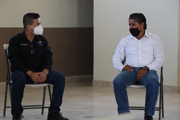 Alcalde José Felipe Prado Bautista acompañado del presidente de la Cooperativa Progreso