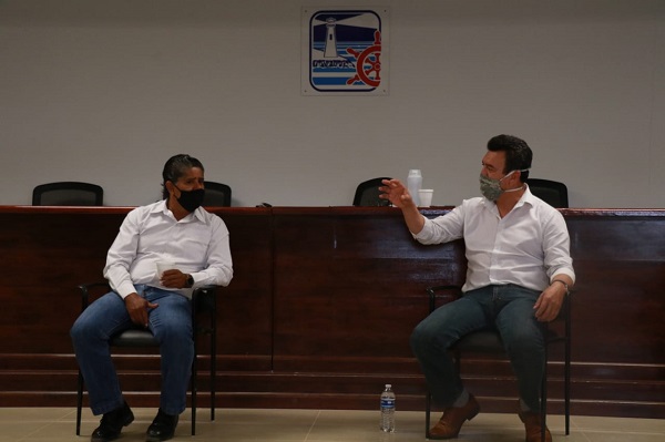 Alcalde José Felipe Prado Bautista acompañado del Presidente de la Fedecoop, Francisco Javier Rousseau Zúñiga