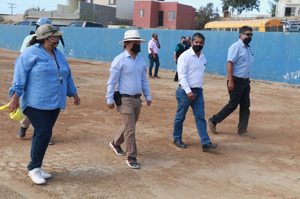 Alcalde José Felipe Prado Bautista y subdirector de Obras Públicas, Ing. Saulo Arce, en compañía de ciudadanos de Bahía Tortugas