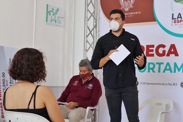 ENTREGA DE BECAS (3)