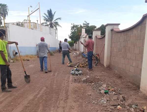 FOTO 3 REALIZAN LIMPIEZA EN LORETO DEL PANTEONMUNICIPAL ¨LOS DOLORES¨.
