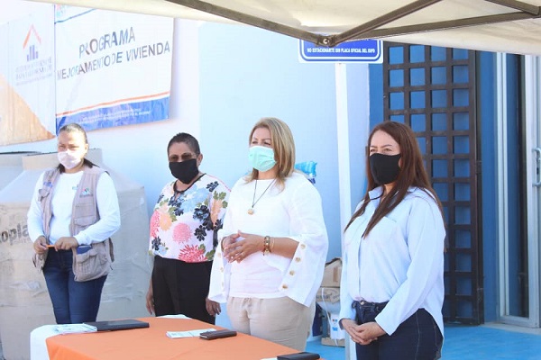 FOTO 4 ASISTIÓ ALCALDESA DE LORETO A ENTREGA DE PROGRAMAS DE INVIBCS