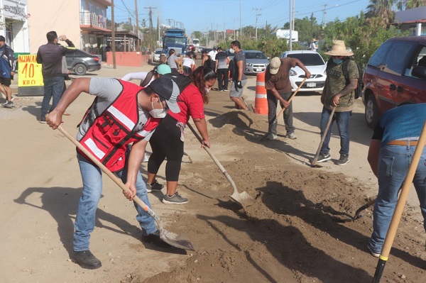 02 Con la colaboración de la ciudadanía y dependencias que integran la XIII Administración, limpian Avenida Los Cabos 03