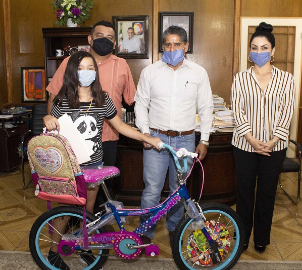 Alcalde José Felipe Prado Bautista, Secretario General y Síndico Municipal durante premiación de Mulegé Tiene Talento 2020 (1)