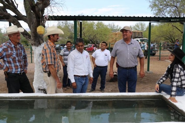 Alcalde y funcionarios durante la visita al rancho Santa Rosa