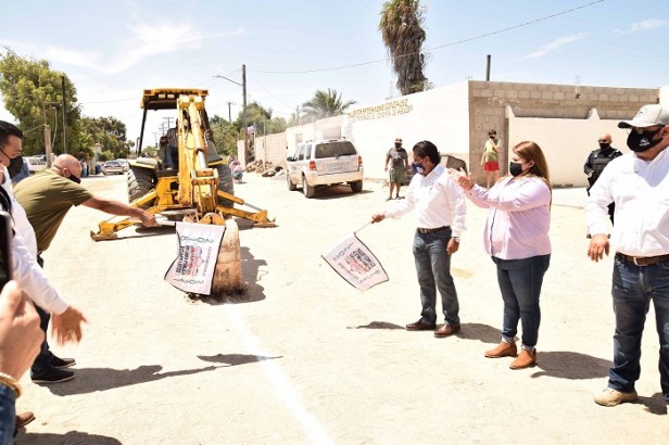 Banderazo de inicio a la primera etapa de construcción de la red de alcantarillado en la colonia Libertad