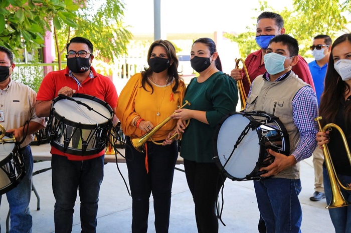 01 Alcaldesa Armida Castro convoca al estudiantado a no detener su formación durante la entrega de equipo a Bandas de Guerra 1
