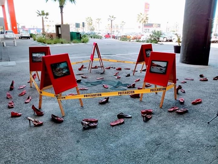 EXPOSICIÓN ZAPATOS ROJOS (2)