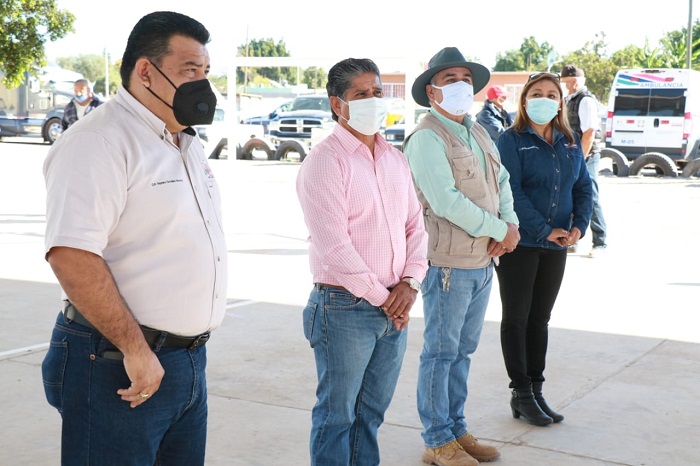Alcalde acompañado del Secretario General, Director de Obras Públicas y de la Delegada de Vizcaíno